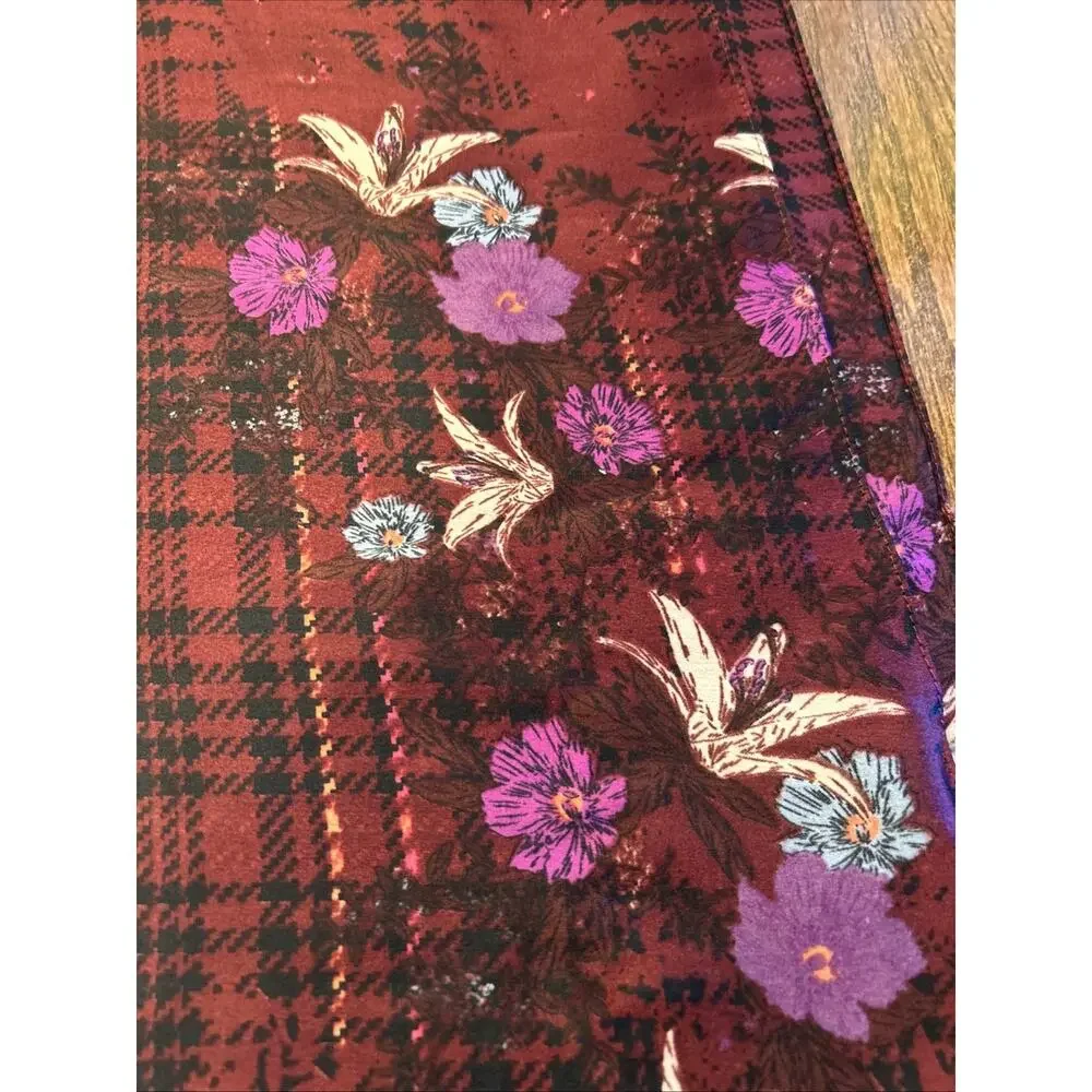 NWT Vince Camuto Oblong Scarf Red‎ Floral Plaid Pattern Satin Fabric 36x72”